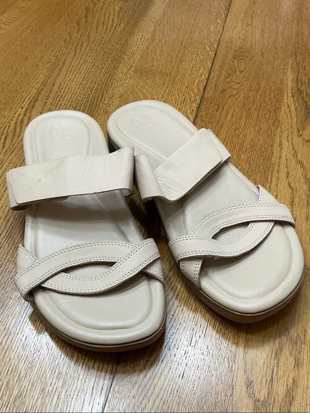 Woman’s Abeo cream slide sandal. Size 6.5. Hook and loop closure on strap. New!